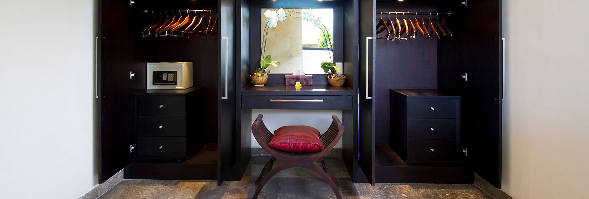 Villa Lega - First bedroom wardrobe