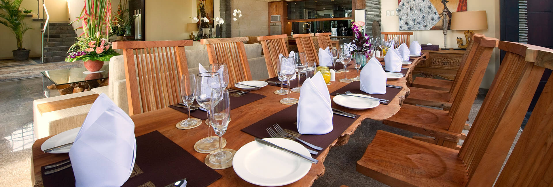 Villa Lega - Dining table and kitchen